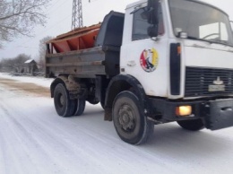 На дороги Одессы высыпали миллион килограммов соли и песка