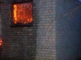 В Кременчуге выгорело здание на берегу Днепра (ФОТО)