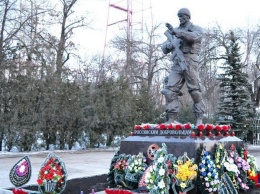 "Ихтамнет, но памятники ставят": в Луганске открыли монумент российским наемникам (фото)