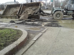 В Николаеве ушел под землю прицеп трактора