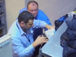 В аэропорту Борисполь сняли на видео работников, которые копаются в чужих чемоданах