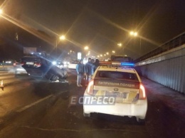 Авария в Киеве: авто влетело в эвакуатор и перевернулось