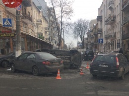 В результате ДТП в центре Киева автомобиль перевернулся от сильного удара