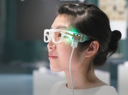 Японцы собирают деньги на "умные очки", которые помогут читать людям с дислексией и нарушениями зрения
