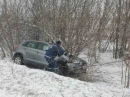 В Бериславском районе внедорожник застрял в снежном сугробе