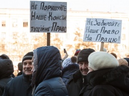 В центре Днепра митинговали сотрудники школ и детских садов