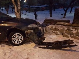 В Бердянске автомобиль протаранил парапет