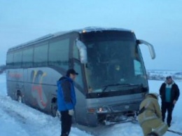 На Киевщине в сугробе застрял автобус с иностранцами (ФОТО)