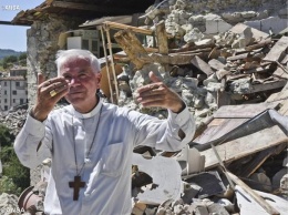 В Италии из разрушенного землетрясением храма достали ковчег XVI века