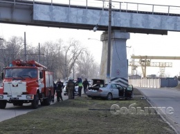 В Каменском Mercedes влетел в столб у железнодорожного моста