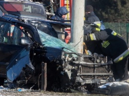 На Полтавском шоссе Nissan влетел в отбойник: водитель погиб на месте