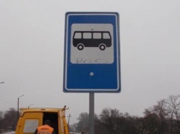 Кременчугские дорожники ремонтируют старые и устанавливают новые дорожные знаки (фоторепортаж)