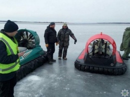 Заложники льдины: на Днепропетровщины двадцать рыбаков застряли на льду