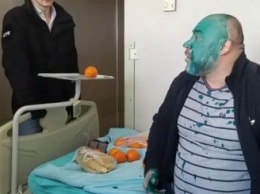 Подозреваемого в убийстве журналиста облили зеленкой прямо в больнице (Видео)