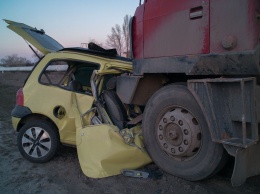 Опубликовано видео с места ДТП в Днепре, где в столкновении с грузовиком погиб водитель Renault