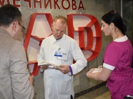 Буккроссинг в Днепре: больница Мечникова получила новые книги
