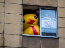 Жителя Санкт-Петербурга арестовали на 25 суток за надувную утку в окне