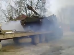 "Сглазили": появилось видео, как российские военные уронили САУ с транспортера