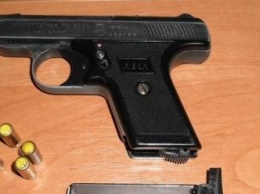 В Мирнограде трехлетний ребенок ранил себя выстрелом из пистолета (детали)
