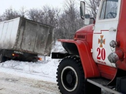 В Запорожской области спасатели достали из снега застрявшую «Газель»