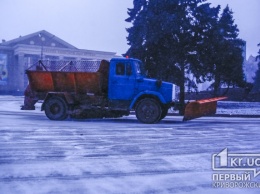 В предпоследний день зимы снегоуборочная техника снова на дорогах Кривого Рога