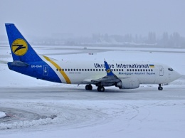 Снегопад в одесском аэропорту: полосу чистят, но приземляются не все