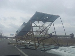 Будьте осторожны! В Бердянске ураганный ветер срывает рекламные щиты (видео)