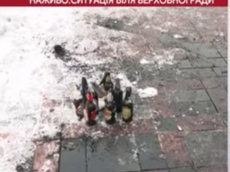 В столкновениях под Верховной Радой от камней и бутылок пострадали 13 полицейских