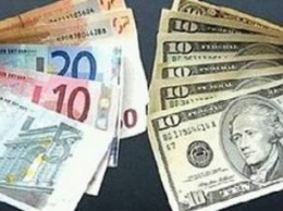 Доллар стабилен во вторник перед выступлением главы Федрезерва