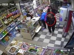 В Николаеве мужчина ограбил продавщицу магазина, но попал на запись видеокамеры - полиция просит помочь в поисках