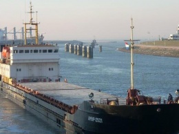 В Черноморске моряк забаррикадировался на судне