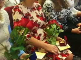 В Мариуполе на сессии горсовета наградили матерей-героинь (ФОТО)