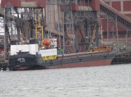 На судоремонтном заводе в Одесской области моряк закрылся в рубке своего судна: он требует погасить долги по зарплате