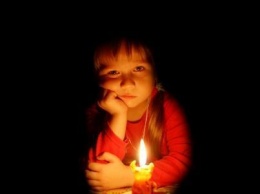 Жители Приморска второй день сидят без света: ликвидировать аварию в городе некому