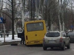 В Донецке у автобуса на ходу отвалилось колесо (фото)