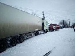 На Николаевщине из-за снежного наката большегруз перекрыл дорогу