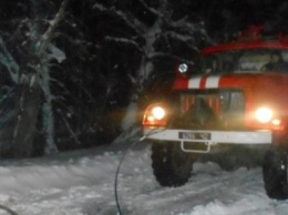 Спасатели вытащили из снежных заносов на черниговских дорогах пассажирский автобус и 7 машин
