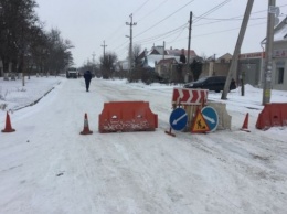 Из-за прорыва трубы перекрыто движение по ул. Ладычука