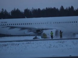 Самолет потерял часть шасси в аэропорту Таллинна при посадке (видео)