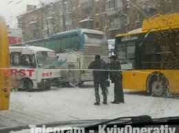 Водители, объезжайте: в Киеве из-за ДТП образовалась огромная пробка (ФОТО)