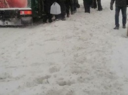 Не пройти: в Сумах коммунальщики не успевают очищать остановки от снега (ФОТО)