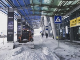 Оба киевских аэропорта продолжают обслуживать рейсы, есть изменения в графике внутренних перелетов