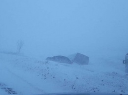 Харьковские спасатели вытащили из снежных заносов более 30 автомобилей (ФОТО)