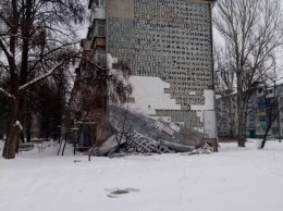 "На совесть сделано": с фасада запорожской многоэтажки обвалился утеплитель (Фото)