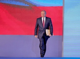 Зал встал после демонстрации Путиным нового российского оружия