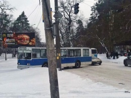 Водитель черкасского троллейбуса пошел на крайность, чтобы избежать столкновения с авто. ФОТО