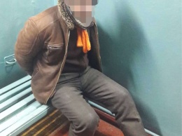 В метро Киева бомж избил полицейского