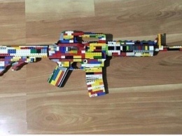 В США школьника арестовали за угрозу стрельбы и фото винтовки AR-15 из Lego