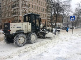 В Одессе сохраняется снежная погода, коммунальные службы работают круглосуточно