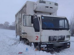 Дорожная полиция Днепропетровщины помогла водителям, попавшим в снеговые заметы